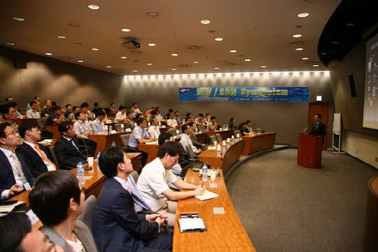 삼성전자는 지난 10일 수원 디지털시티에서 NFV·SDN 심포지엄을 개최했다. 장문석 삼성전자 네트워크사업부 상무가 관련 내용을 발표하고 있다. 사진= 삼성전자 제공